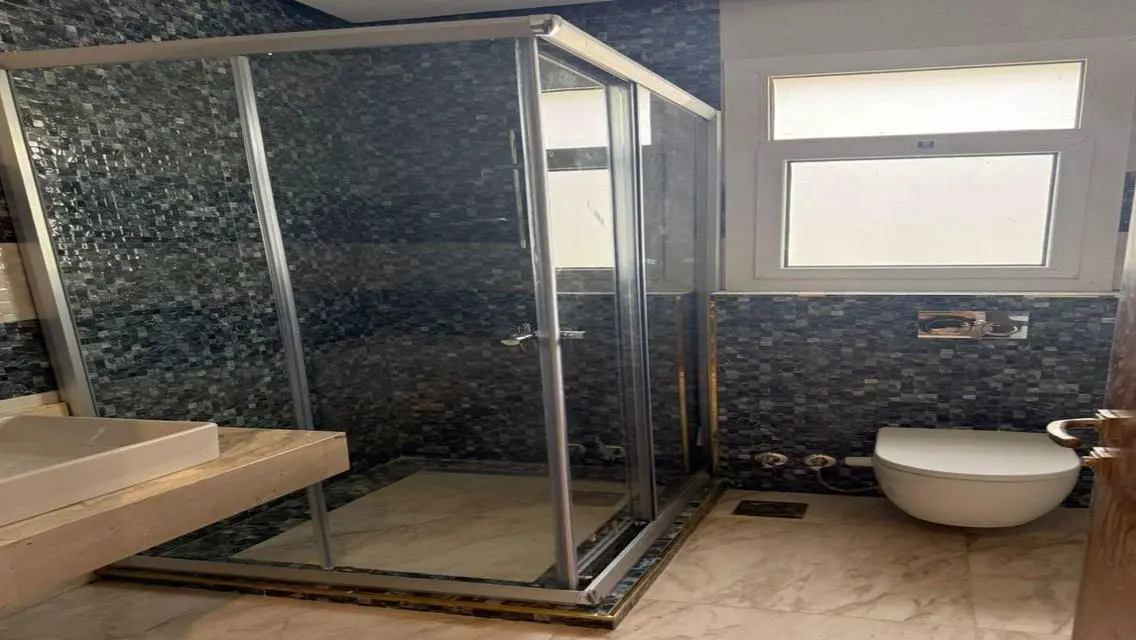 فيلا مستقلة كاملة التشطيب بالتكيفات في بالم فالي