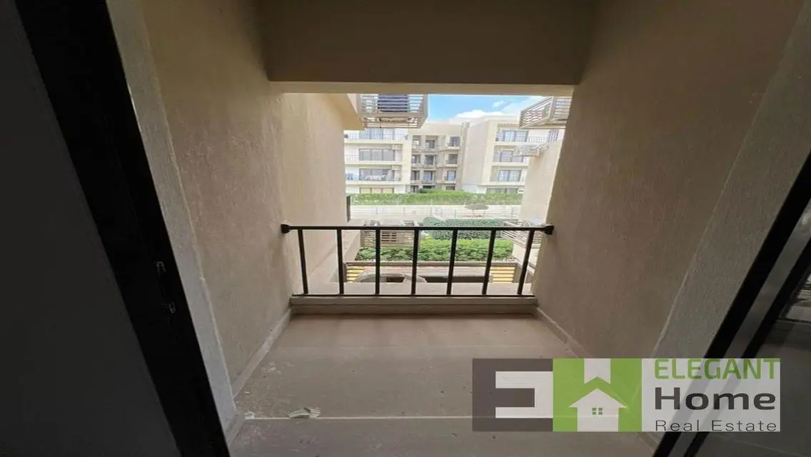 شقه راقيه نصف مفروشه للإيجار في فيفث سكوير