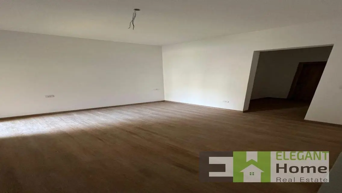 شقه راقيه نصف مفروشه للإيجار في فيفث سكوير