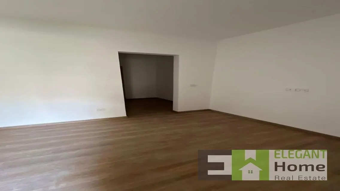 شقه راقيه نصف مفروشه للإيجار في فيفث سكوير