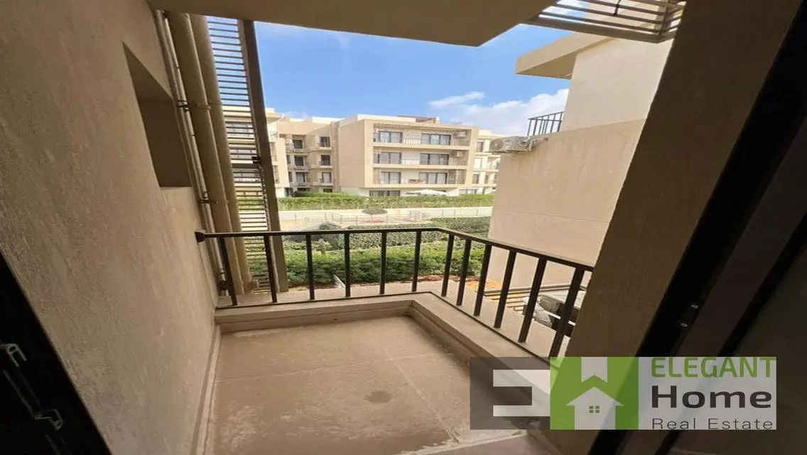 شقه راقيه نصف مفروشه للإيجار في فيفث سكوير