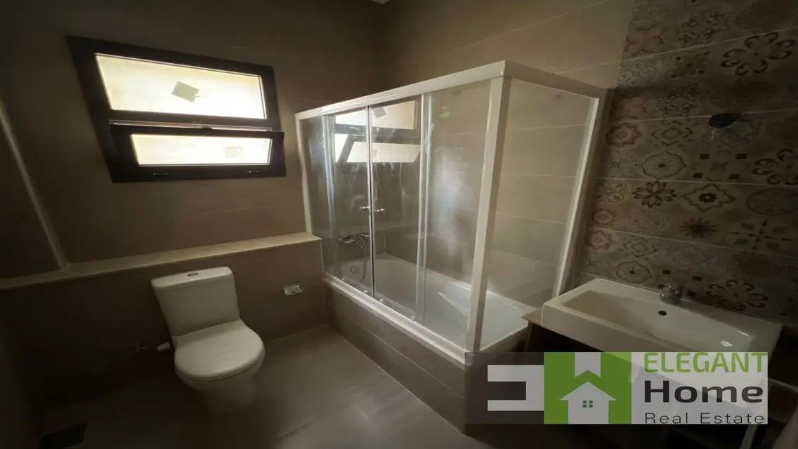 شقه راقيه نصف مفروشه للإيجار في فيفث سكوير