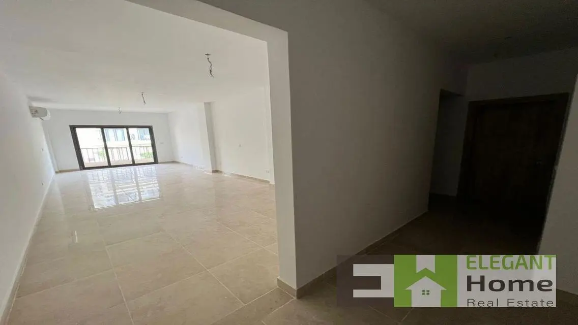 شقه راقيه نصف مفروشه للإيجار في فيفث سكوير