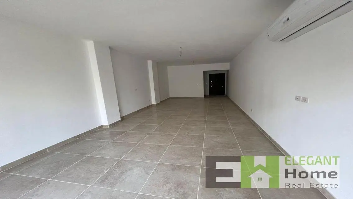 شقه راقيه نصف مفروشه للإيجار في فيفث سكوير