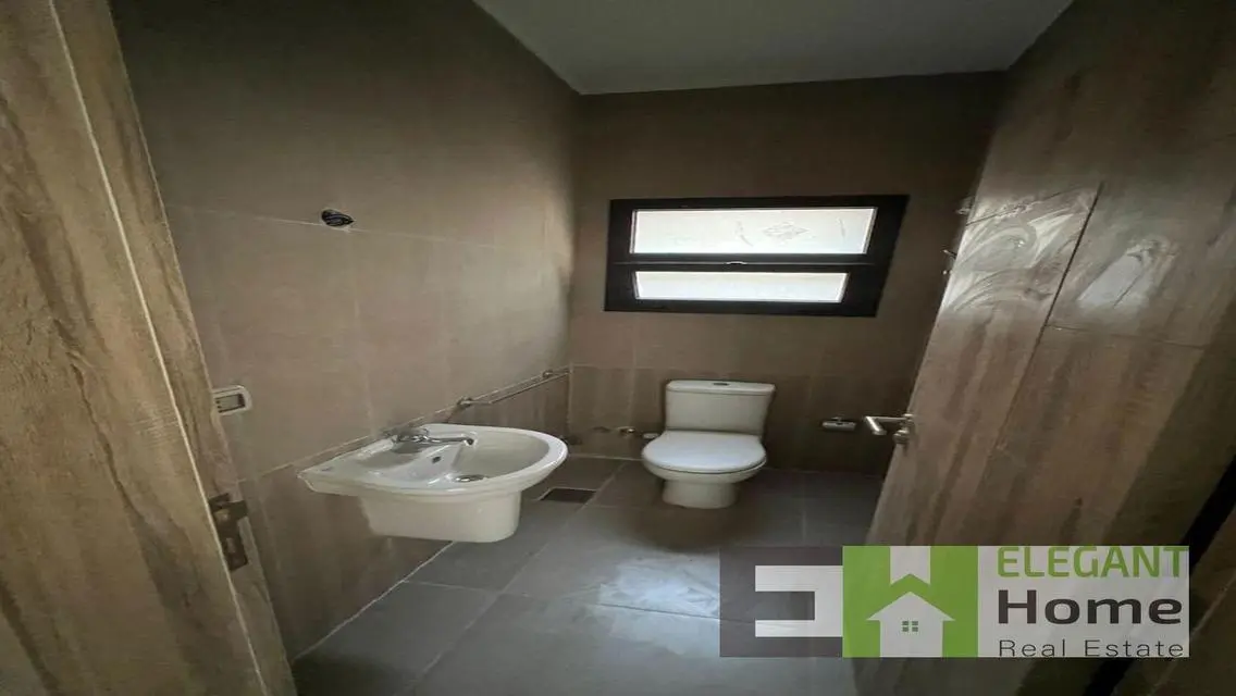 شقه راقيه نصف مفروشه للإيجار في فيفث سكوير