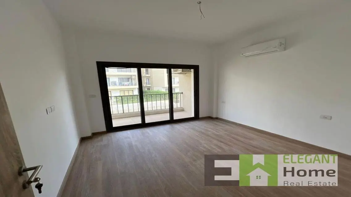 شقه راقيه نصف مفروشه للإيجار في فيفث سكوير