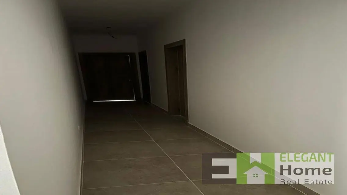 شقه راقيه نصف مفروشه للإيجار في فيفث سكوير