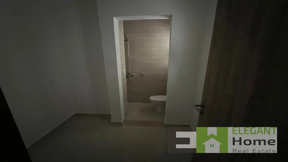 شقه راقيه نصف مفروشه للإيجار في فيفث سكوير