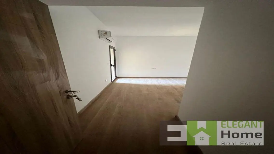 شقه راقيه نصف مفروشه للإيجار في فيفث سكوير