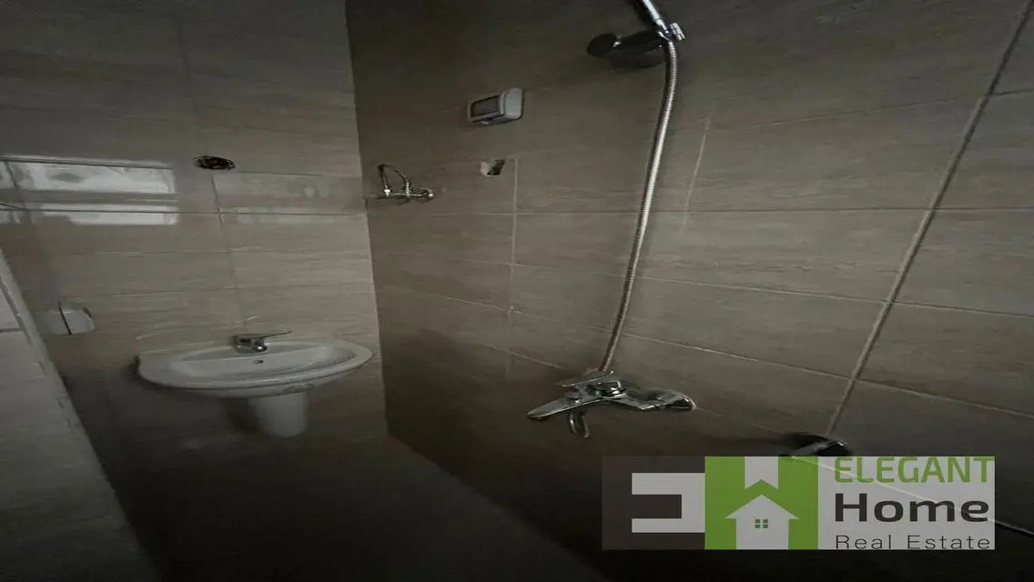 شقه راقيه نصف مفروشه للإيجار في فيفث سكوير
