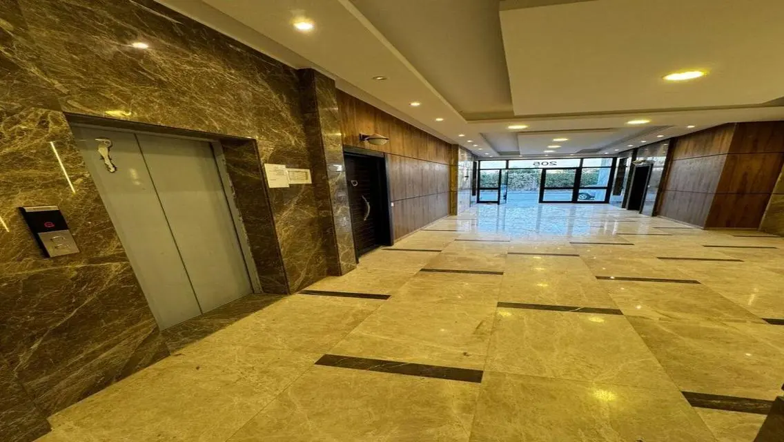 شقة متشطبة بالتكيفات والمطبخ للبيع مقدم 610 الف