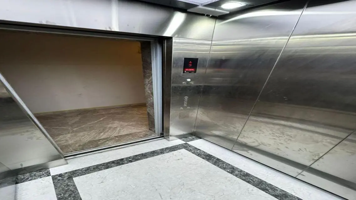 شقة متشطبة بالتكيفات والمطبخ للبيع مقدم 610 الف