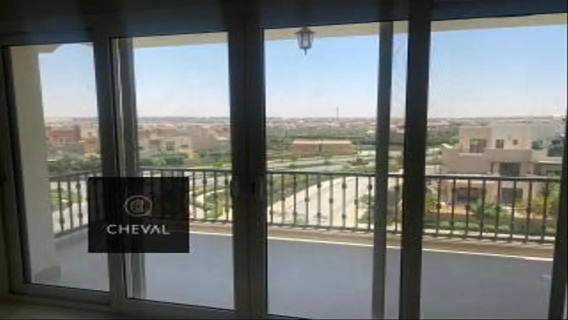 شقه للايجار فيو مميز في Mivida بجوار ال AUC