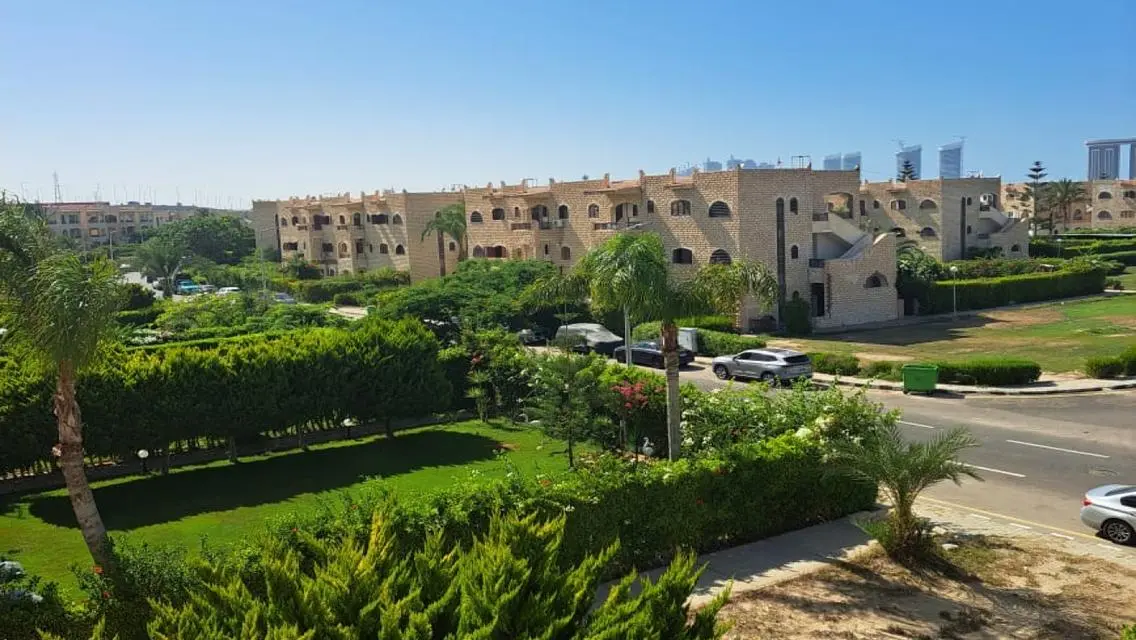 شاليه بمارينا ٦ للبيع فيو ابراج اكبر مساحه لقطه