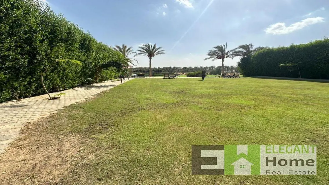 فيلا بأطلاله رائعه علي الجولف بيع في قطاميه ديونز
