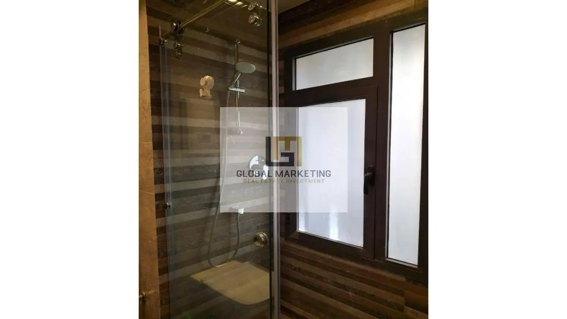 شقه ارضي بجاردن للايجار في ايستاون