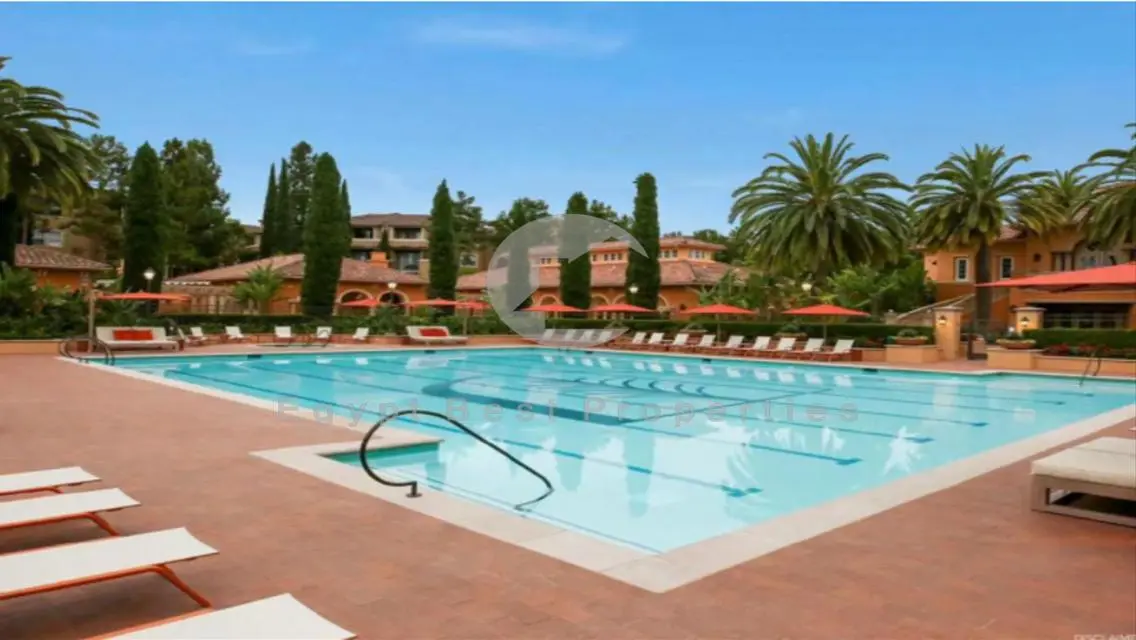 Own Large Twinhouse in Village West with Best View