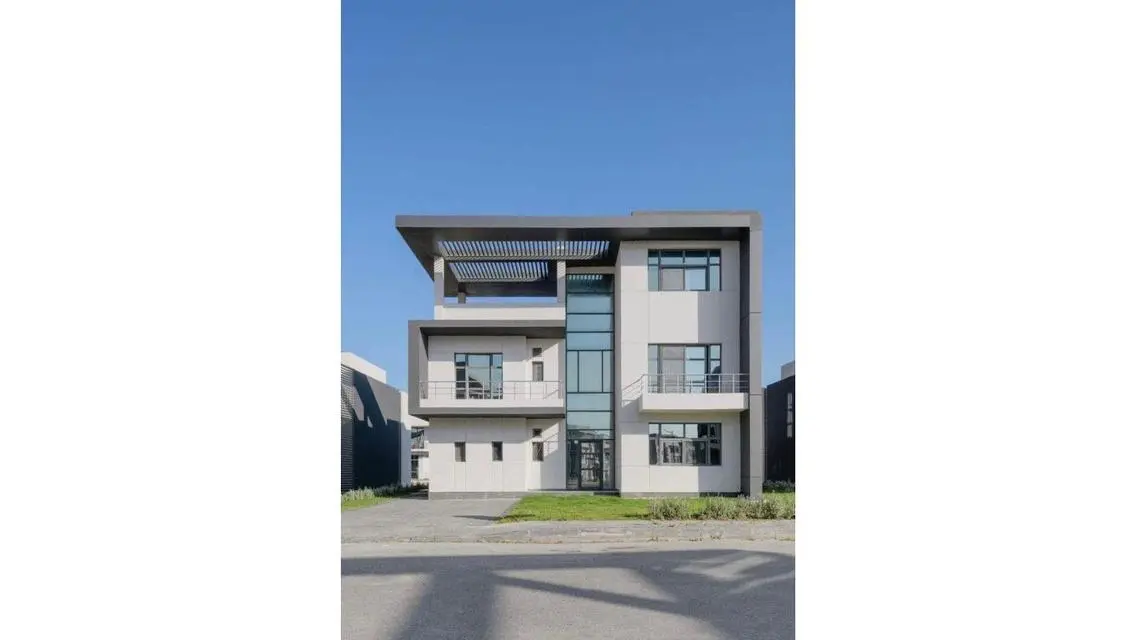 The Pearl 121 - Luxurious Property with All Amenities