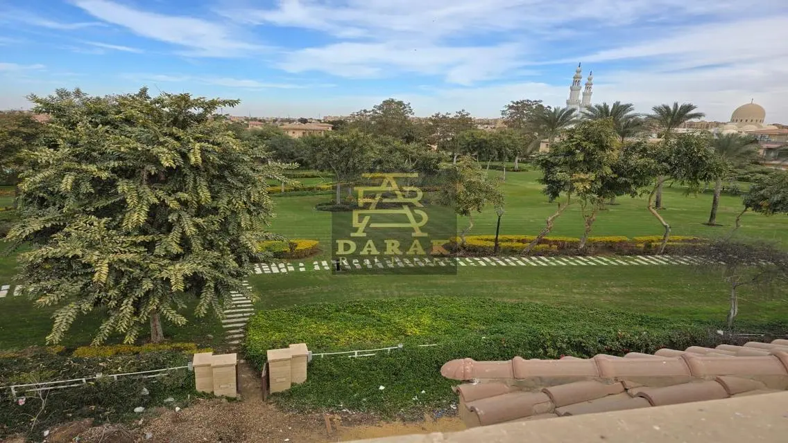 فيلا ١٤٥٠م أرض على أكبر حديقة وبجوار المسجد للبيع