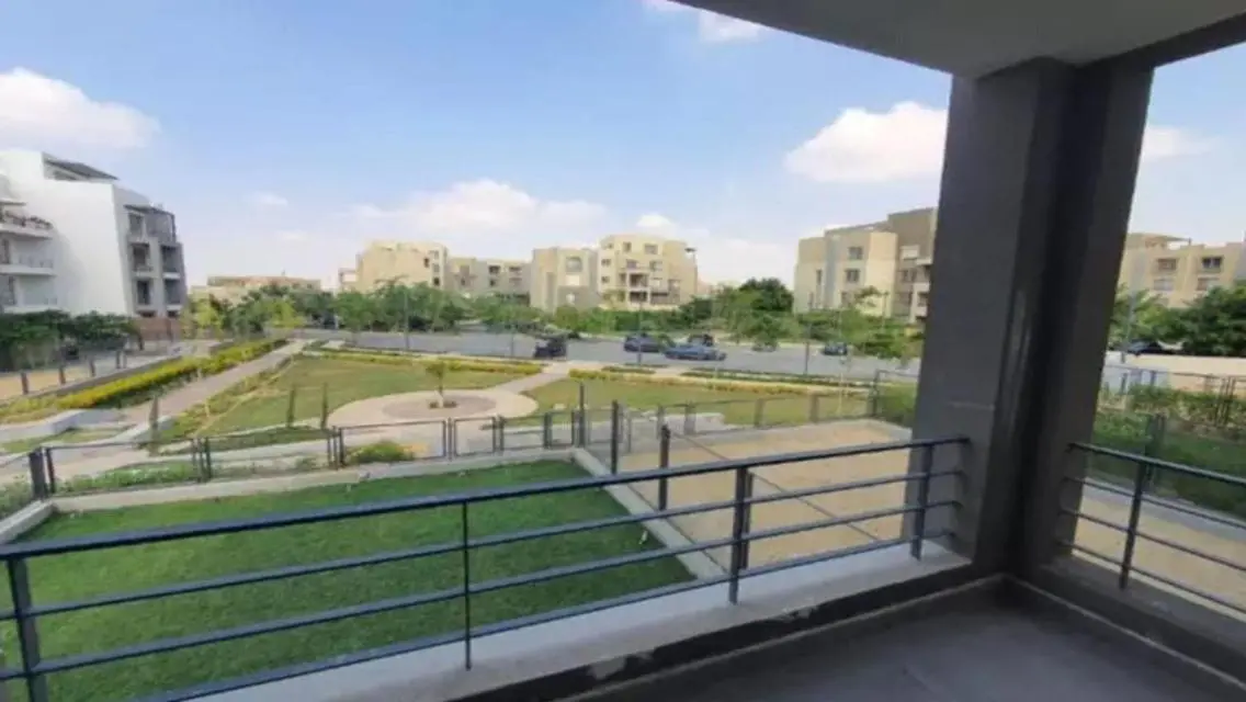 للبيع شقه كاملة التشطيب بكومباوند بالم باركس