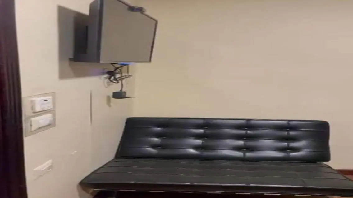 عيادة للايجار 95م تشطيب سوبر لوكس روكسي موقع مميز