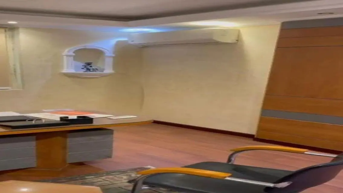 عيادة للايجار 95م تشطيب سوبر لوكس روكسي موقع مميز