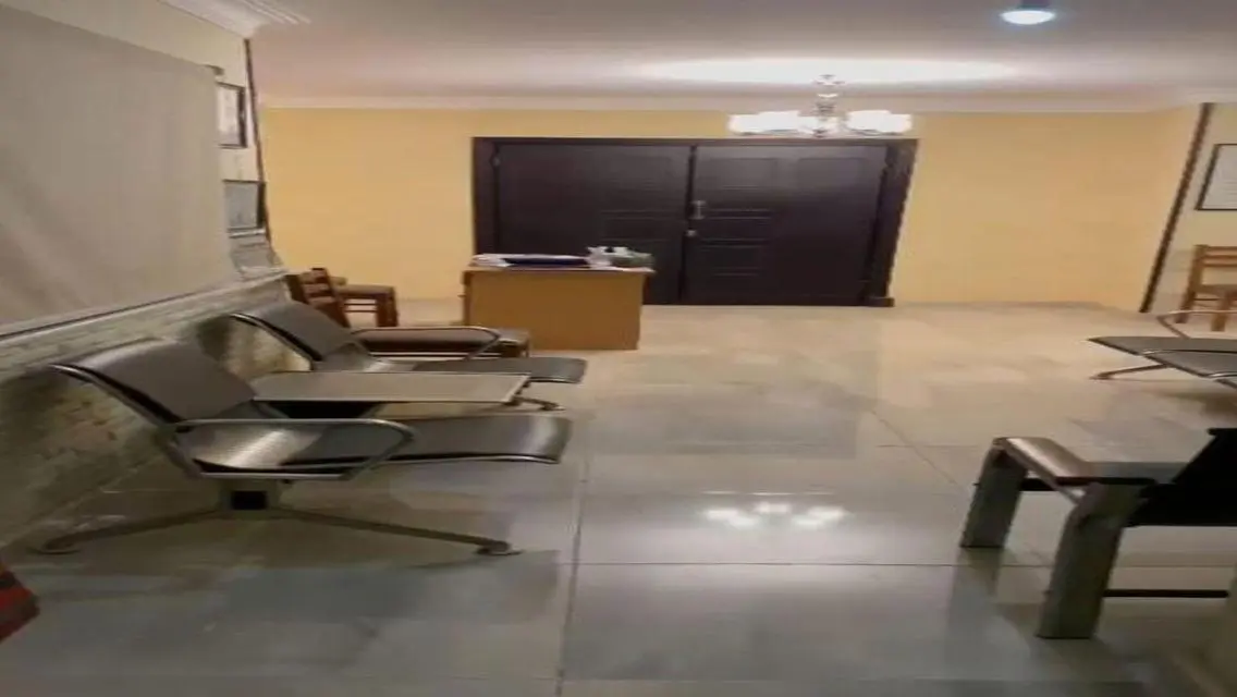 عيادة للايجار 95م تشطيب سوبر لوكس روكسي موقع مميز