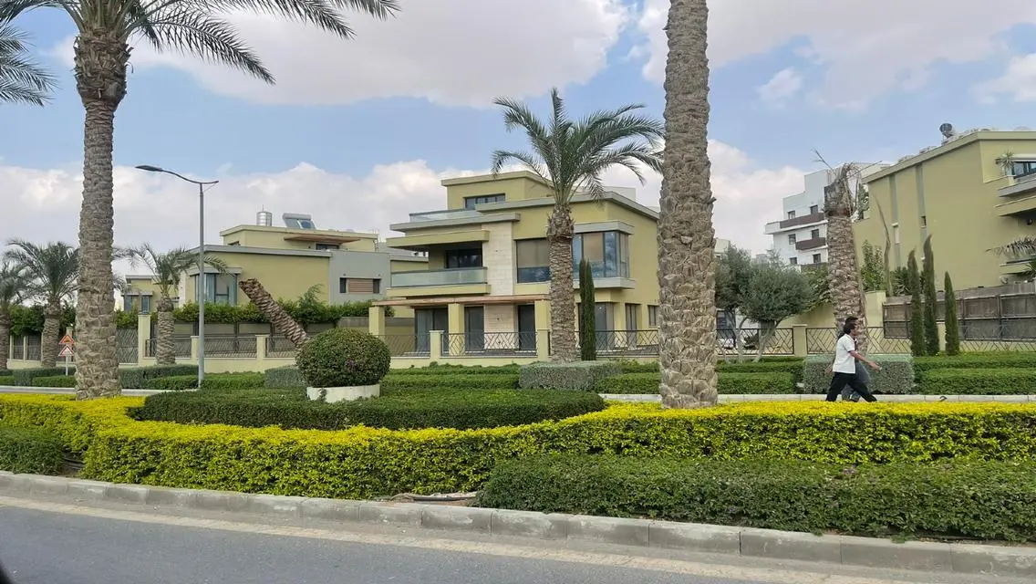 فيلا MV للبيع في فيليت بإطلالة علي مساحة واسعة
