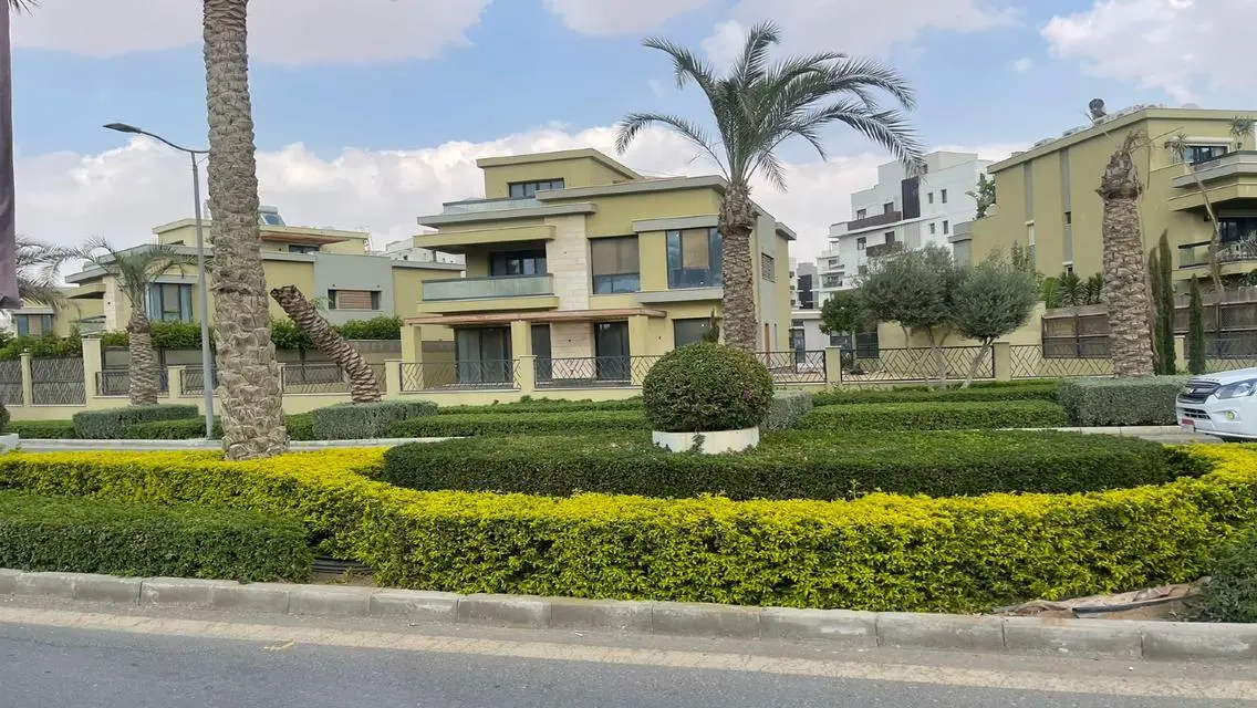 فيلا MV للبيع في فيليت بإطلالة علي مساحة واسعة