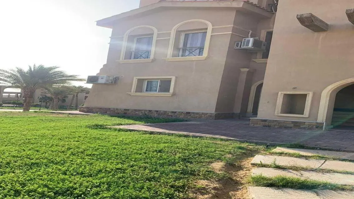 شاليه مميز للبيع في قرية بياسرا العين السخنه