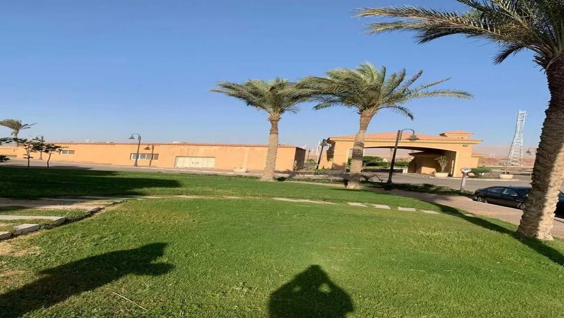 شاليه مميز للبيع في قرية بياسرا العين السخنه