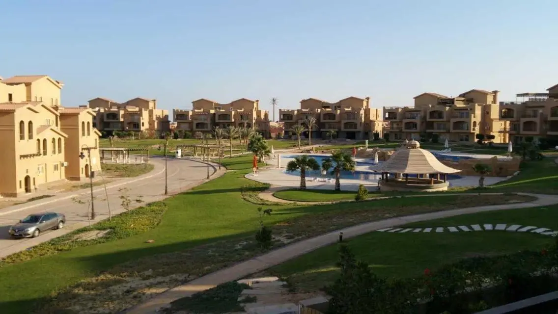 شاليه مميز للبيع في قرية بياسرا العين السخنه