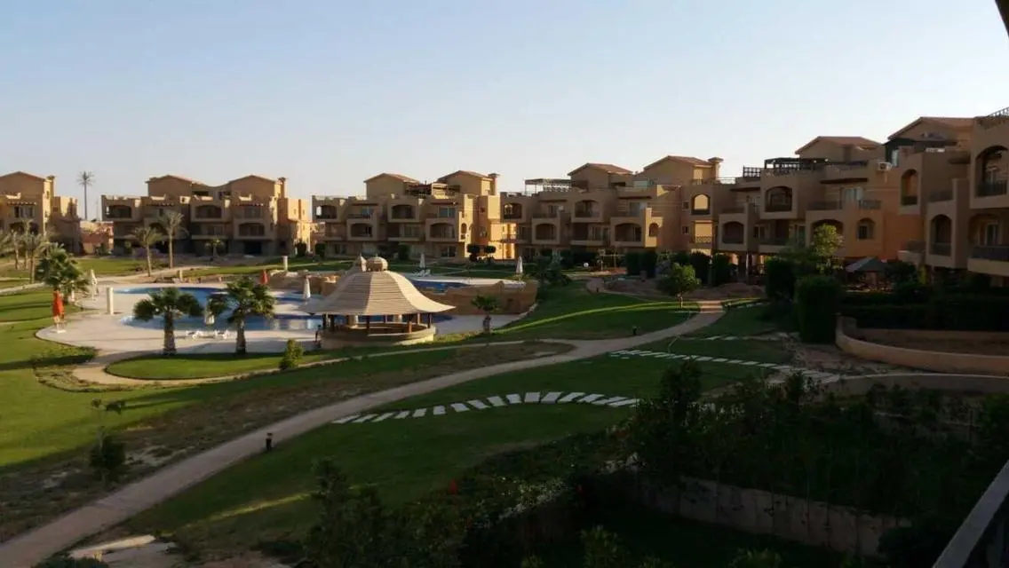 شاليه مميز للبيع في قرية بياسرا العين السخنه
