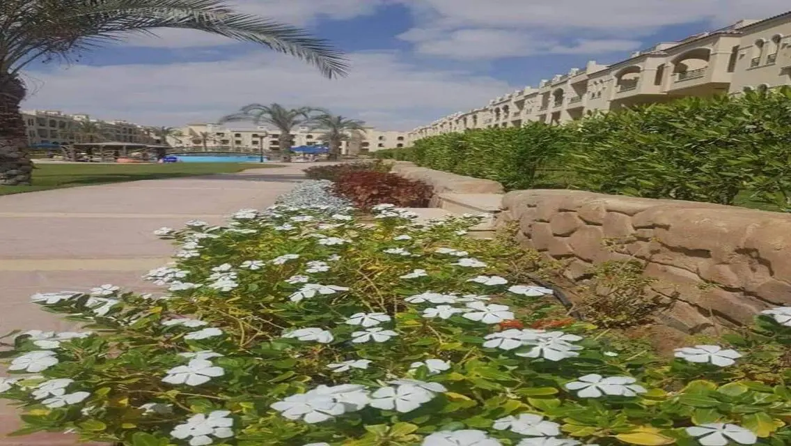 شاليه للبيع ارضي بجاردن في لاسيرينا بالم بيتش