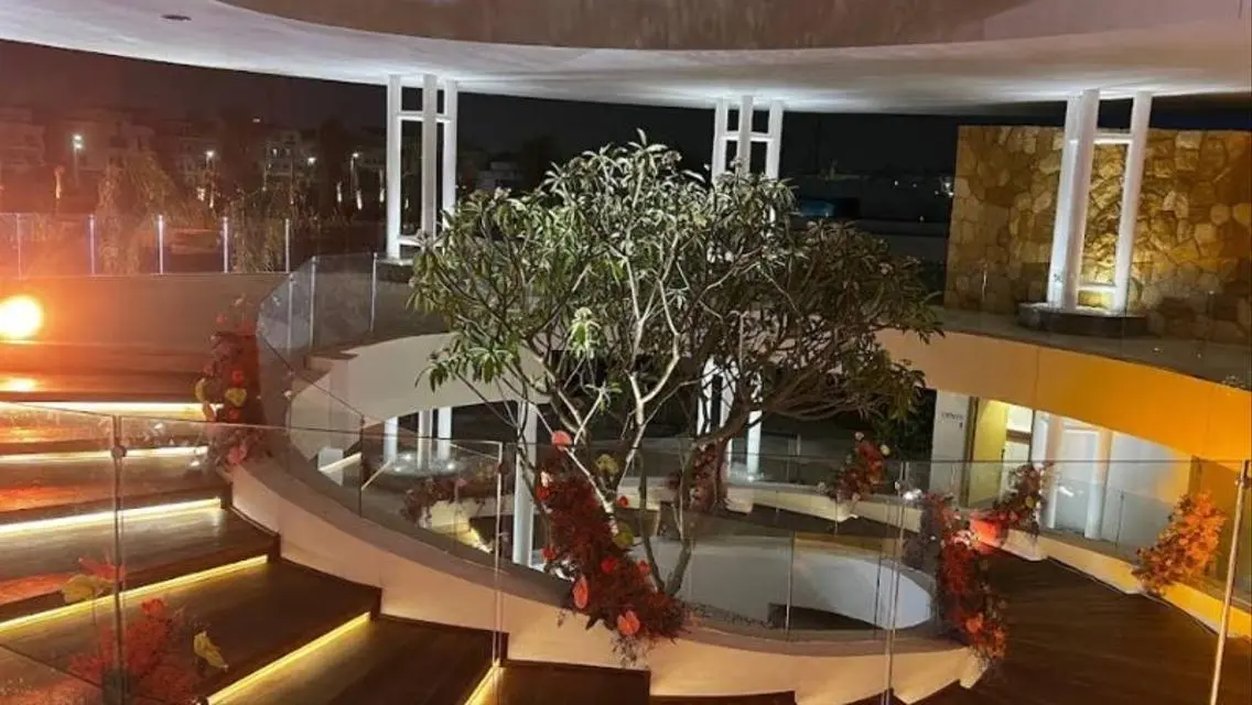 مقدم بنسبه 5 % فى مول وان ناينتى ع شارع الرئيسى .