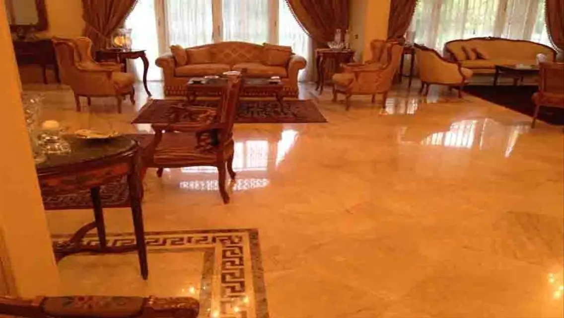 فيلا فاخرة مع مسبح كبير للبيع في منتجع رويال هيلز