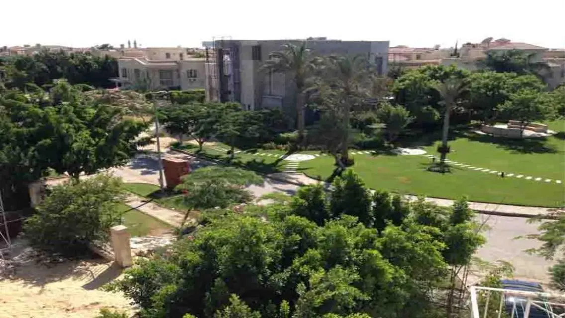 فيلا فاخرة مع مسبح كبير للبيع في منتجع رويال هيلز