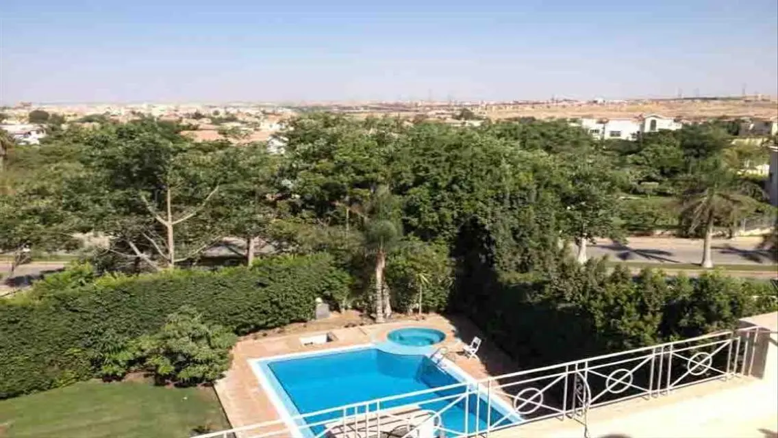 فيلا فاخرة مع مسبح كبير للبيع في منتجع رويال هيلز