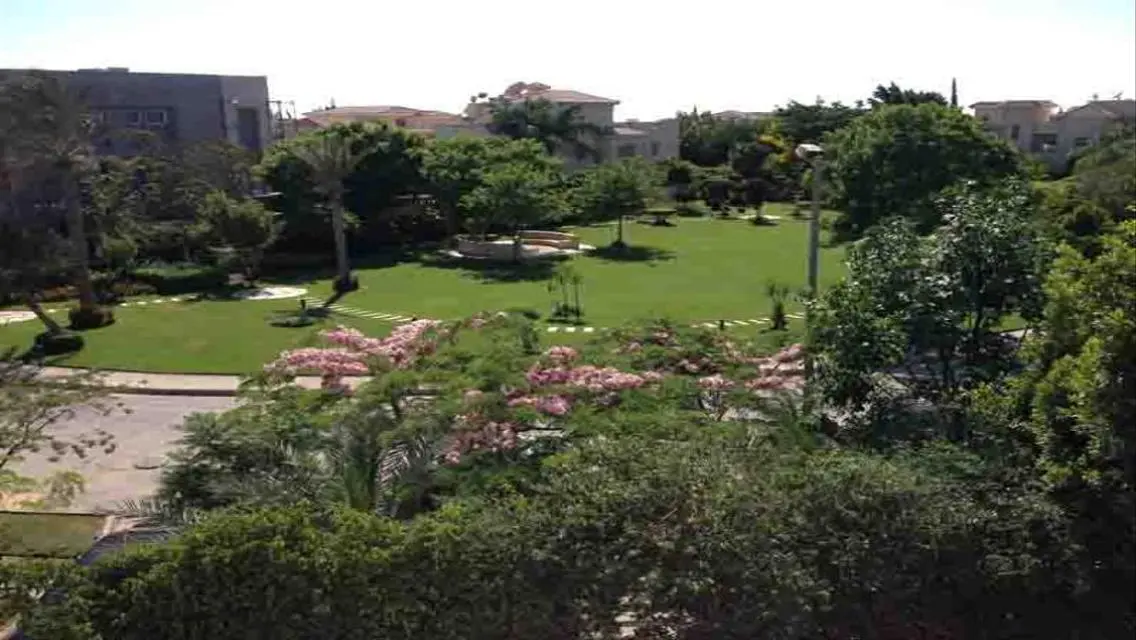 فيلا فاخرة مع مسبح كبير للبيع في منتجع رويال هيلز