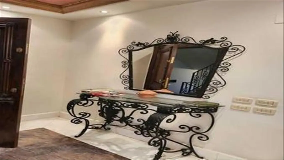 للايجار مفروشة بالكامل فيو مميز بكمبوند الباتيو 1