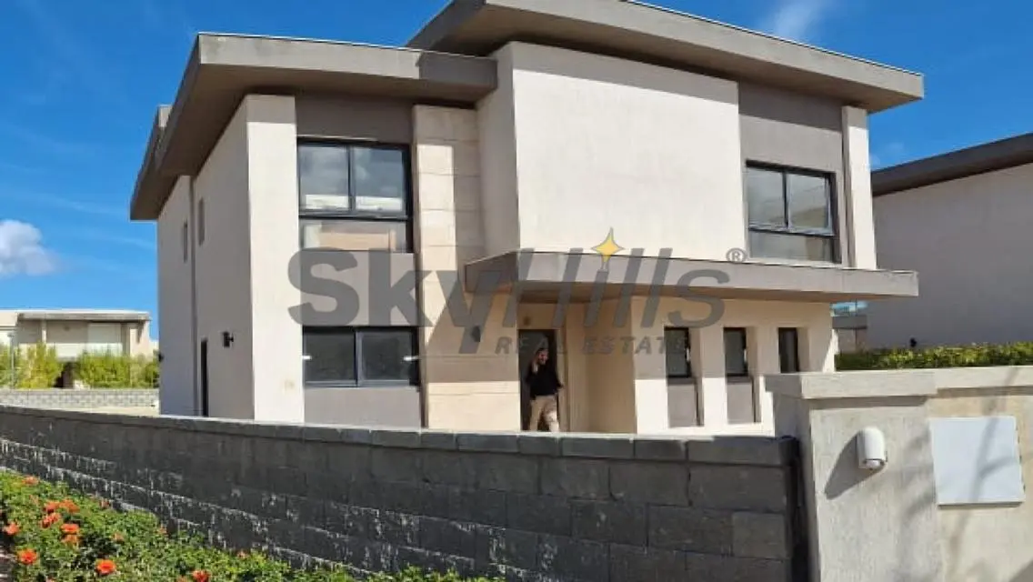 Standalone villa partial sea View Swan lake North