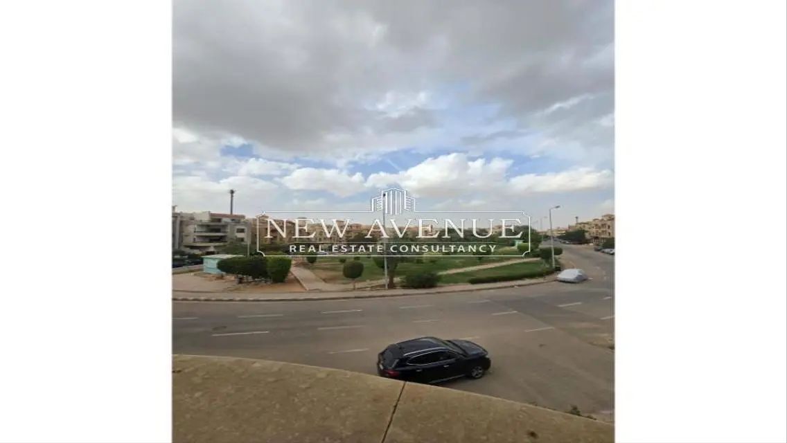 فيلا فاخرة للبيع بمساحة واسعة وحديقة خاصة