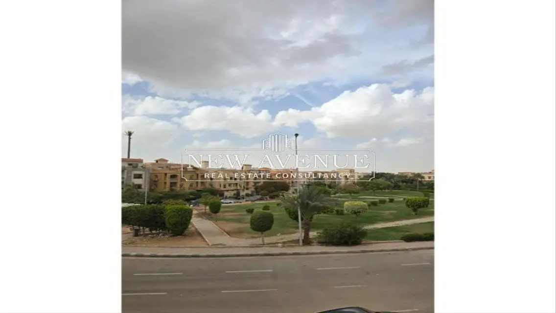 فيلا فاخرة للبيع بمساحة واسعة وحديقة خاصة
