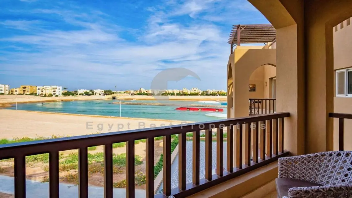 شقة للبيع مفروشة على لاجون جاهزة للسكن في الجونة