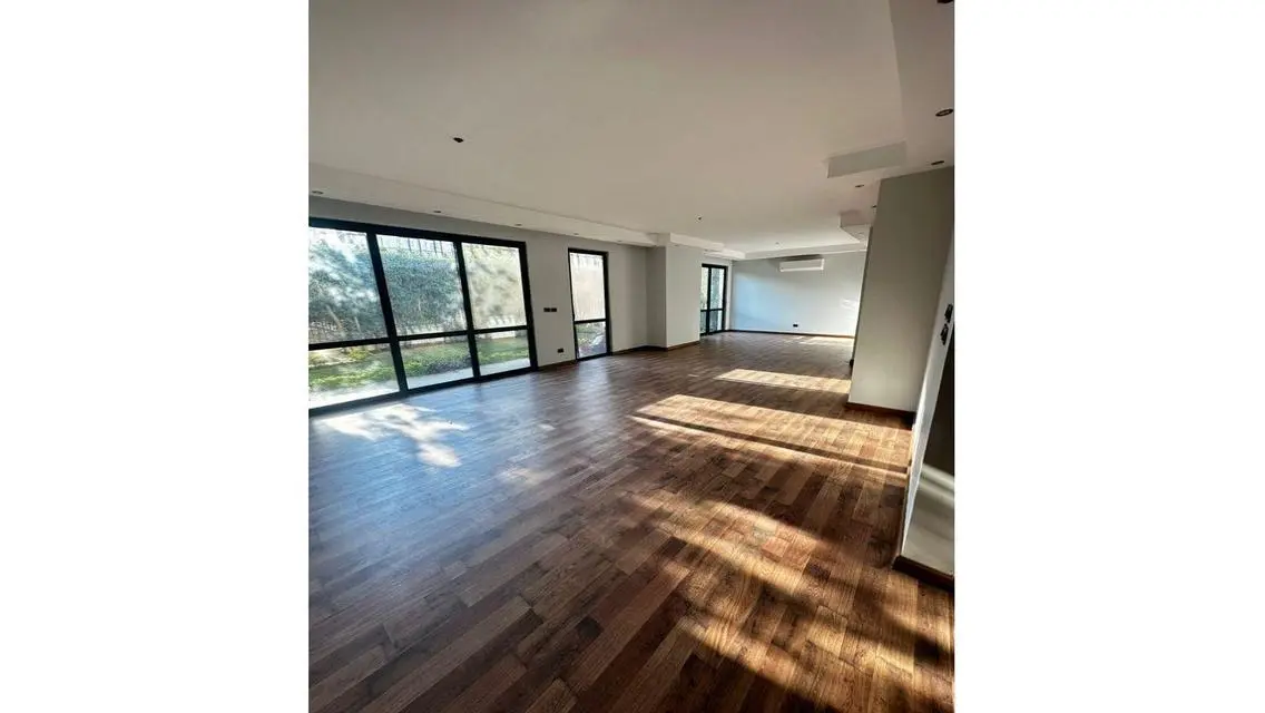 Duplex with private garden and prime location