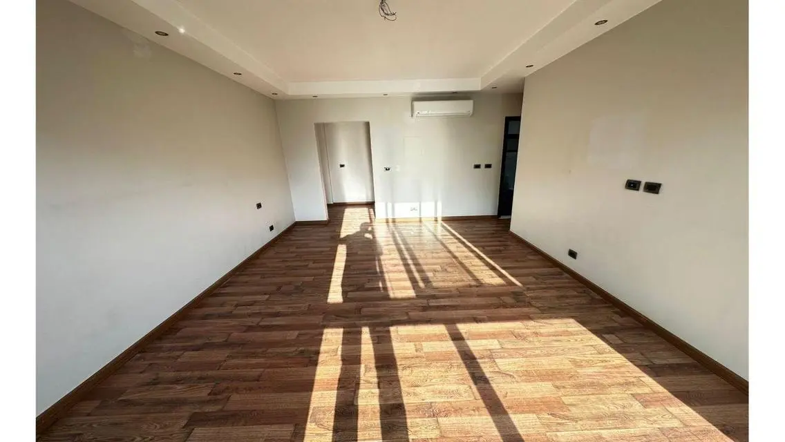 Duplex with private garden and prime location