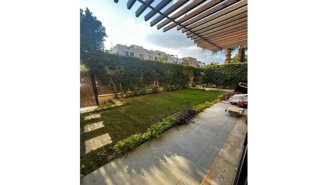 Duplex with private garden and prime location