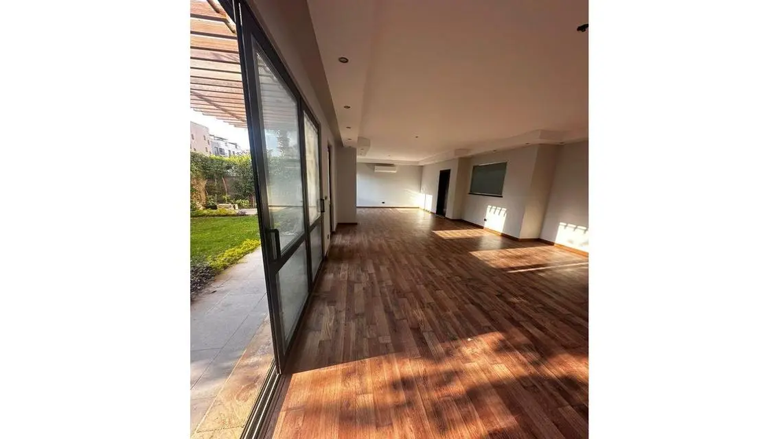 Duplex with private garden and prime location