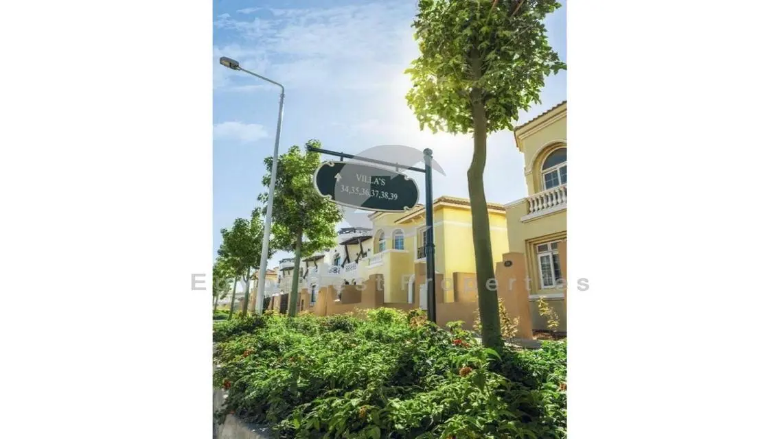 Villa for sale in Hyde Park New Cairo12 year insta