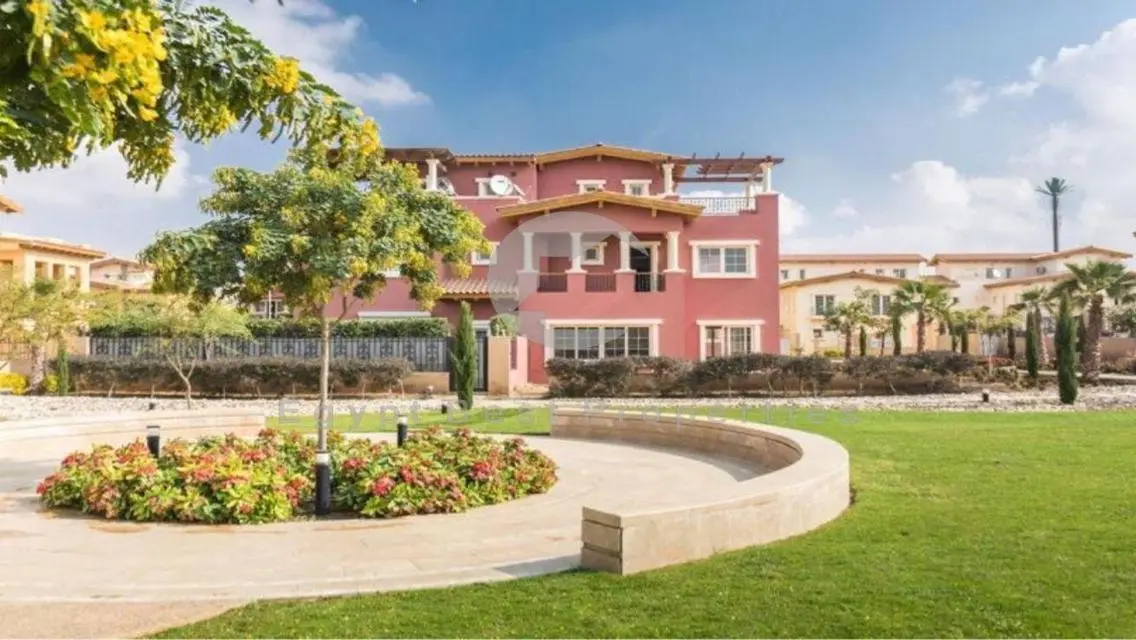 Villa for sale in Hyde Park New Cairo12 year insta